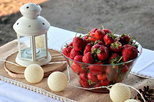 Weiße Laterne als Sommerdeko