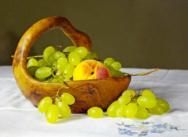 Olivenholzschale mit Obst