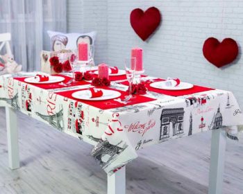Mit Tischset gedeckter Tisch