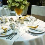 Gedeckter Tisch mit Mitteldecke