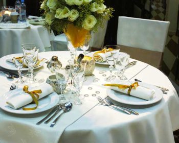 Gedeckter Tisch mit Mitteldecke