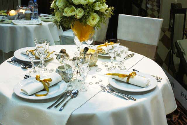 Gedeckter Tisch mit Mitteldecke