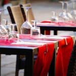 Gececkter Tisch mit Tischläufer