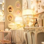 Vintage Deko mit Licht und Vasen © depositphotos.com