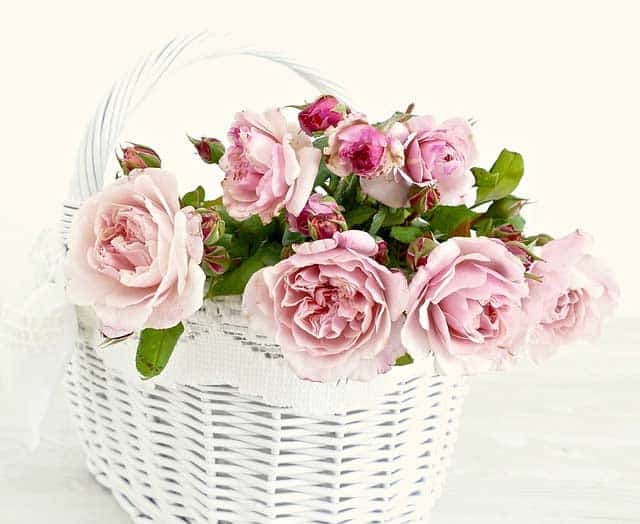 Vintage Deko - romantische Rosen im weißen Korb