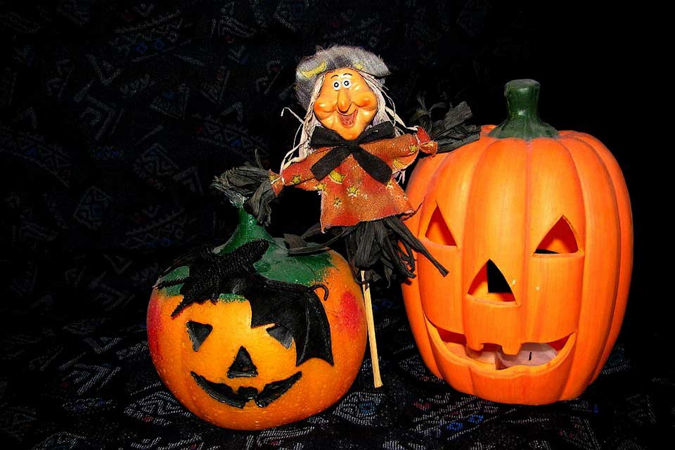 Halloween Deko mit Hexe und Kürbis